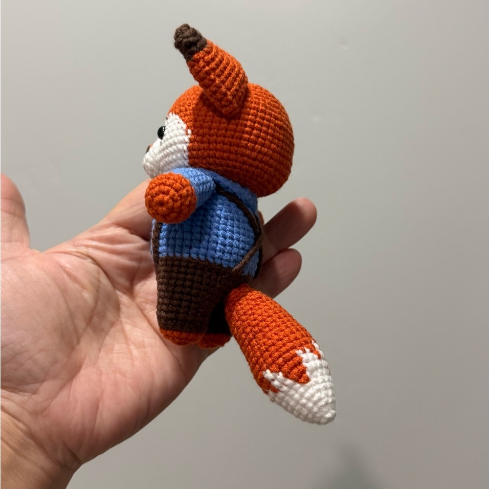 🧶Hand-lmade crocheted Mr. Fox keychain